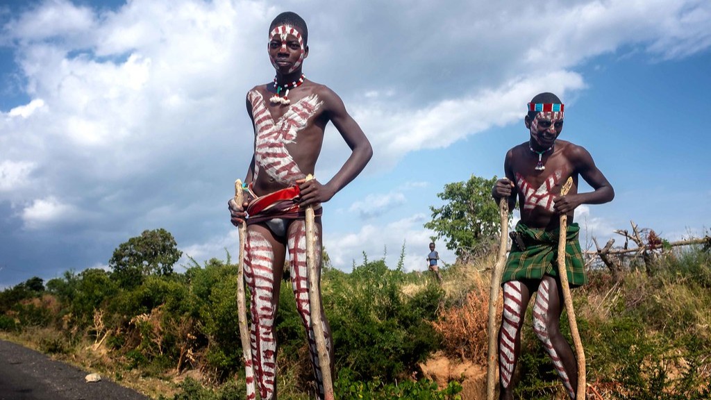 Hoe krompen Afrikaanse stammen hun hoofden?